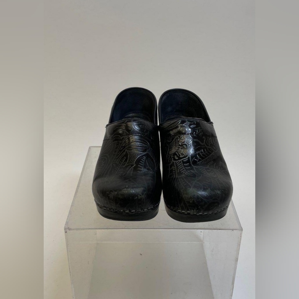 Dansko Professional Black Tooled Leather Clogs size 40/ 9.5-10 Well Worn